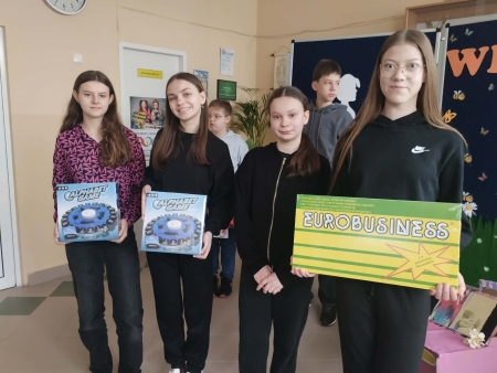 WSZYSTKIE DZIECI ZBIERAJA ELEKTROŚMIECI