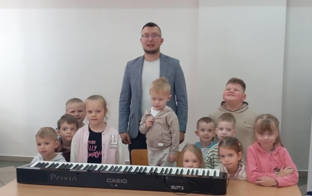 Muzyczne spotkanie w Gminnej Bibliotece w Wieczfni Kościelnej